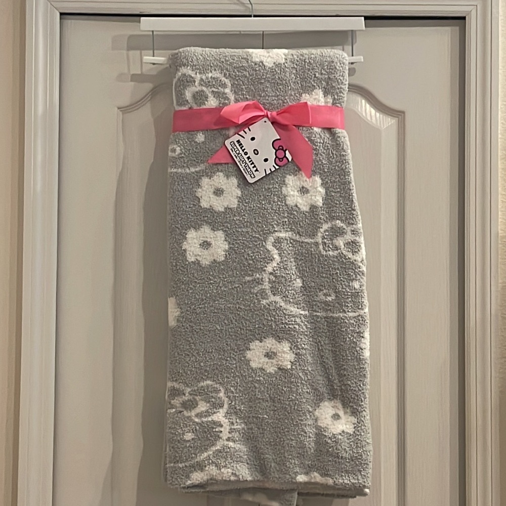NEW Hello Kitty Viral Throw Blanket